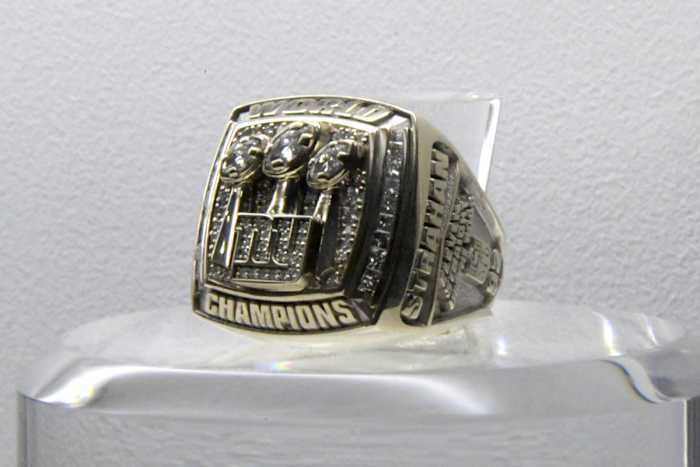 Super Bowl XLII ring to commemorate the Giants' 17–14 victory over the Patriots at University of Phoenix Stadium.